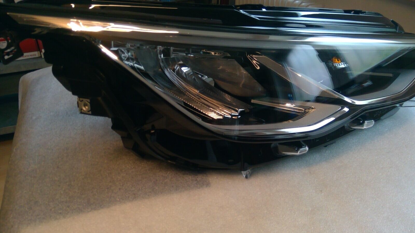 Faro frontal original VW VIII 8 5H1941006 LED derecho completo.