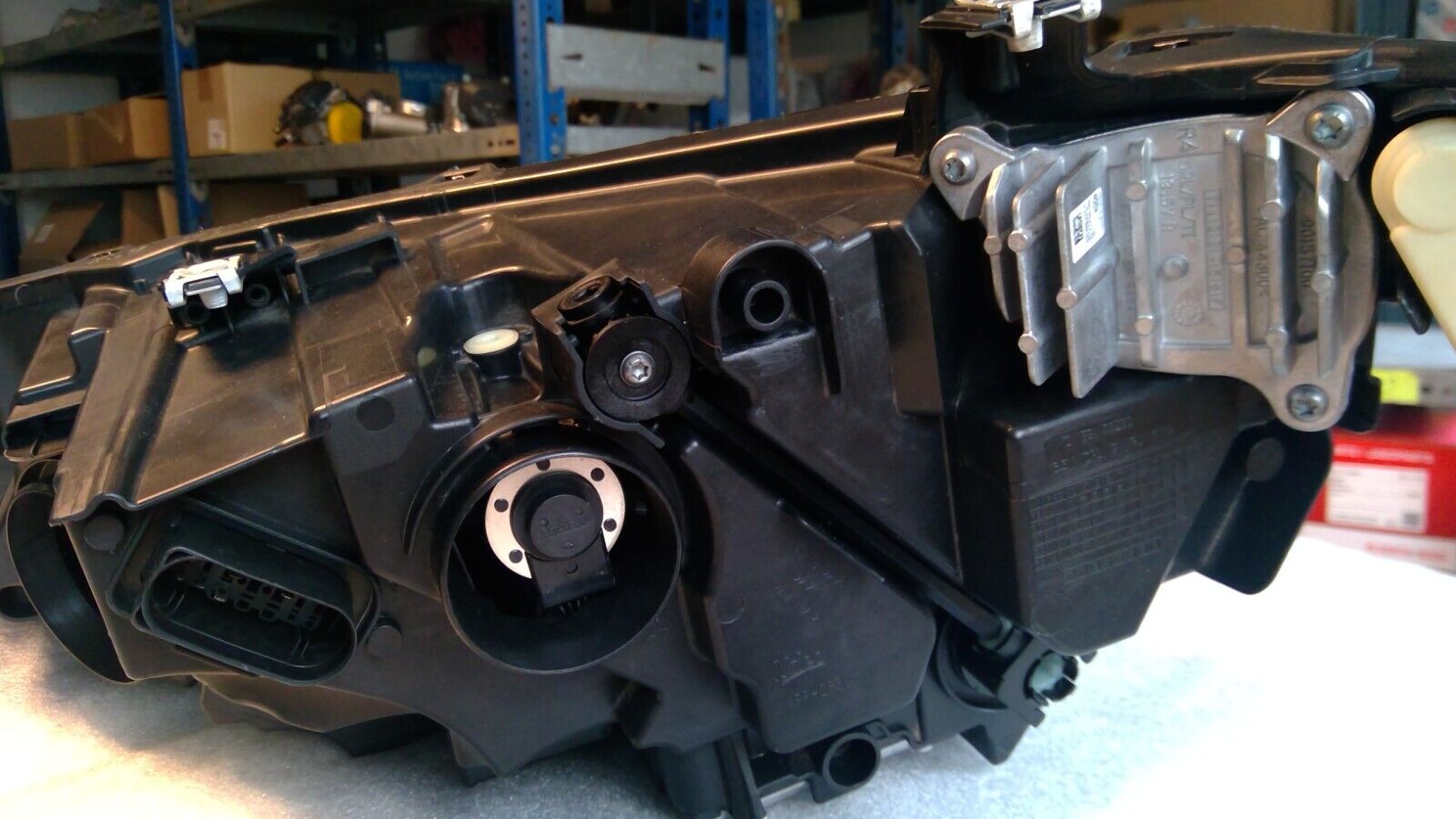 Faro frontal original VW VIII 8 5H1941006 LED derecho completo.