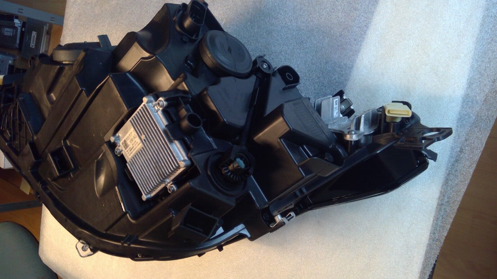 Faro frontal original VW VIII 8 5H1941006 LED derecho completo.