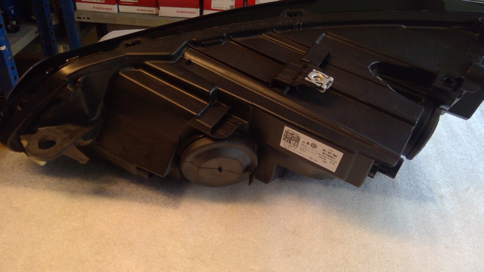 Faro frontal original VW VIII 8 5H1941006 LED derecho completo.