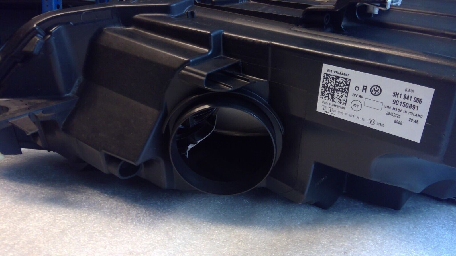 Faro frontal original VW VIII 8 5H1941006 LED derecho completo.