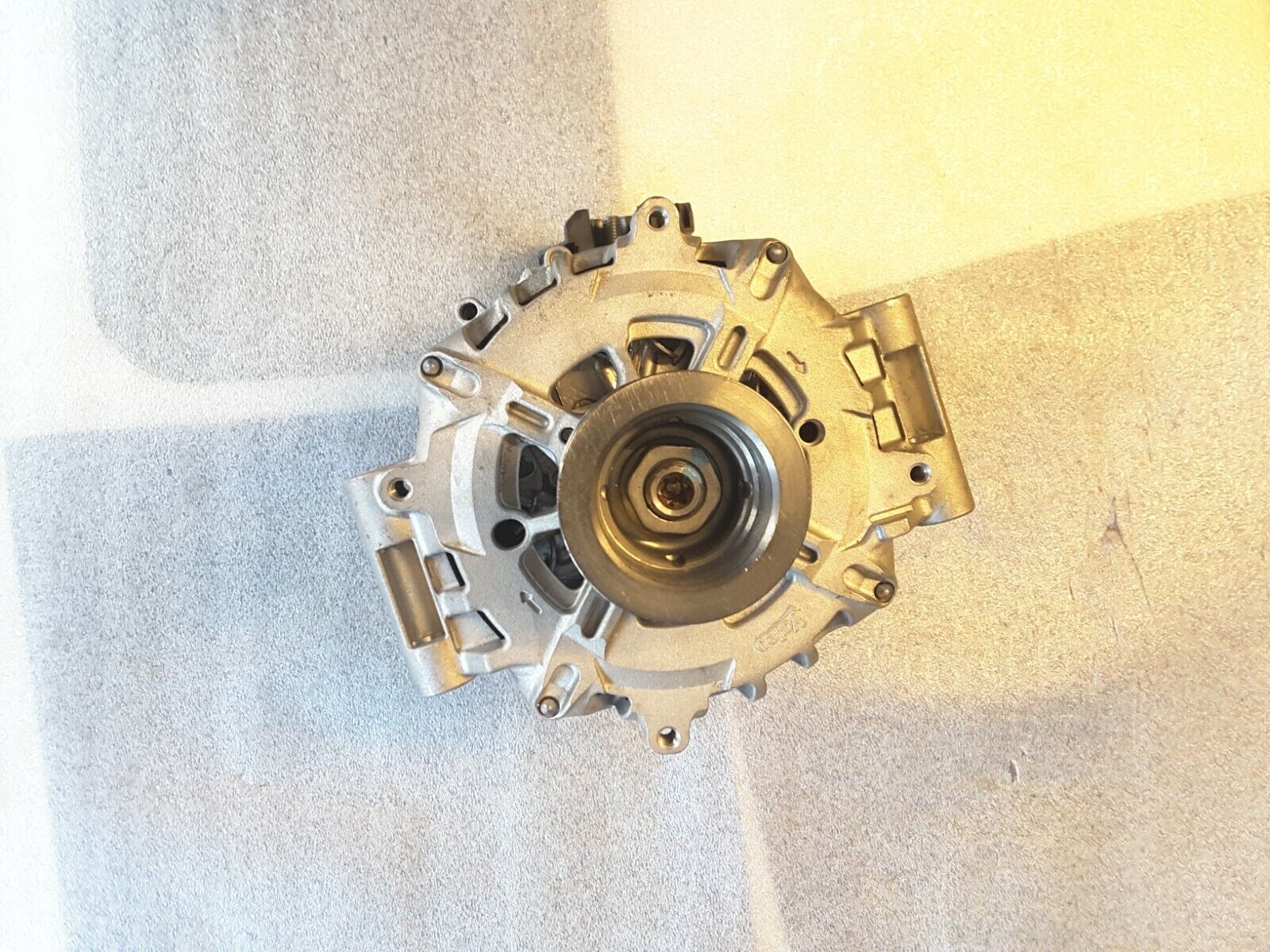 Alternador Original Audi VW 06L903018G Valeo 200A 14V con polea y correa en V Nuevo.