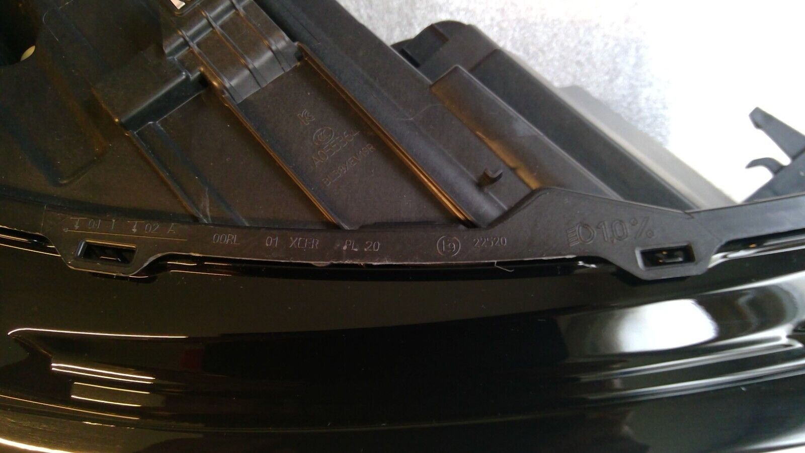 Faro frontal original VW VIII 8 5H1941006 LED derecho completo.