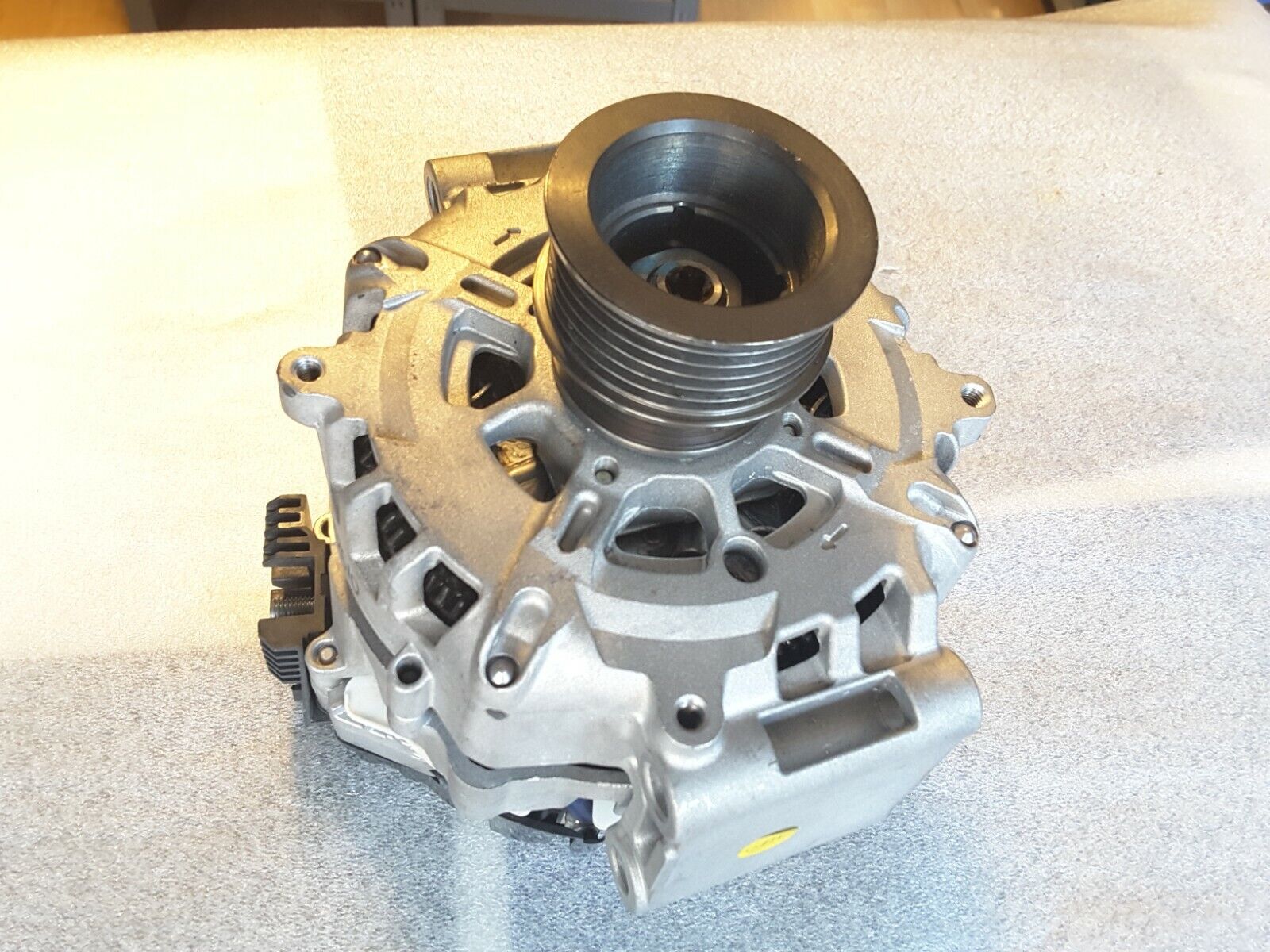 Alternador Original Audi VW 06L903018G Valeo 200A 14V con polea y correa en V Nuevo.