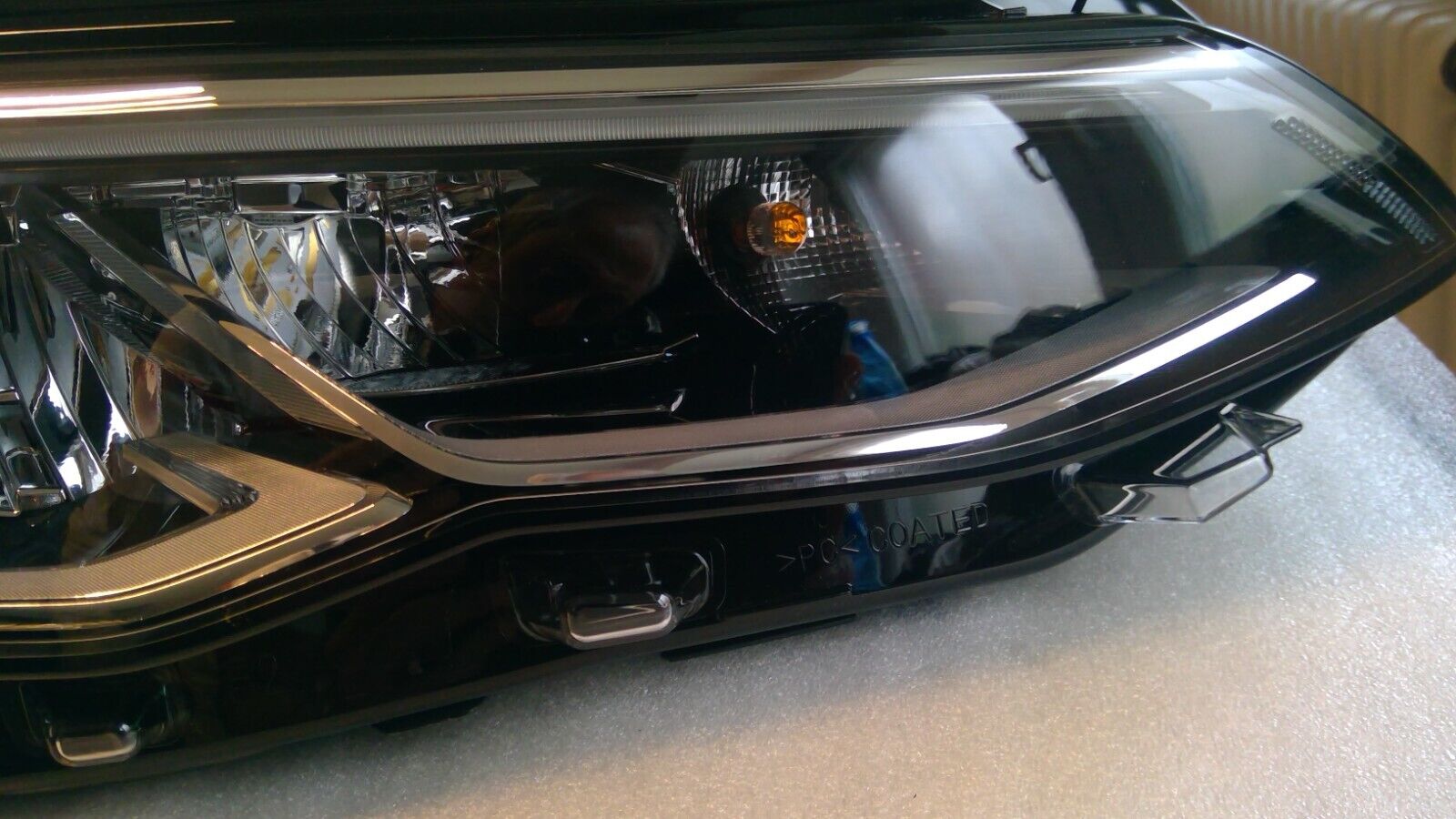 Faro frontal original VW VIII 8 5H1941006 LED derecho completo.