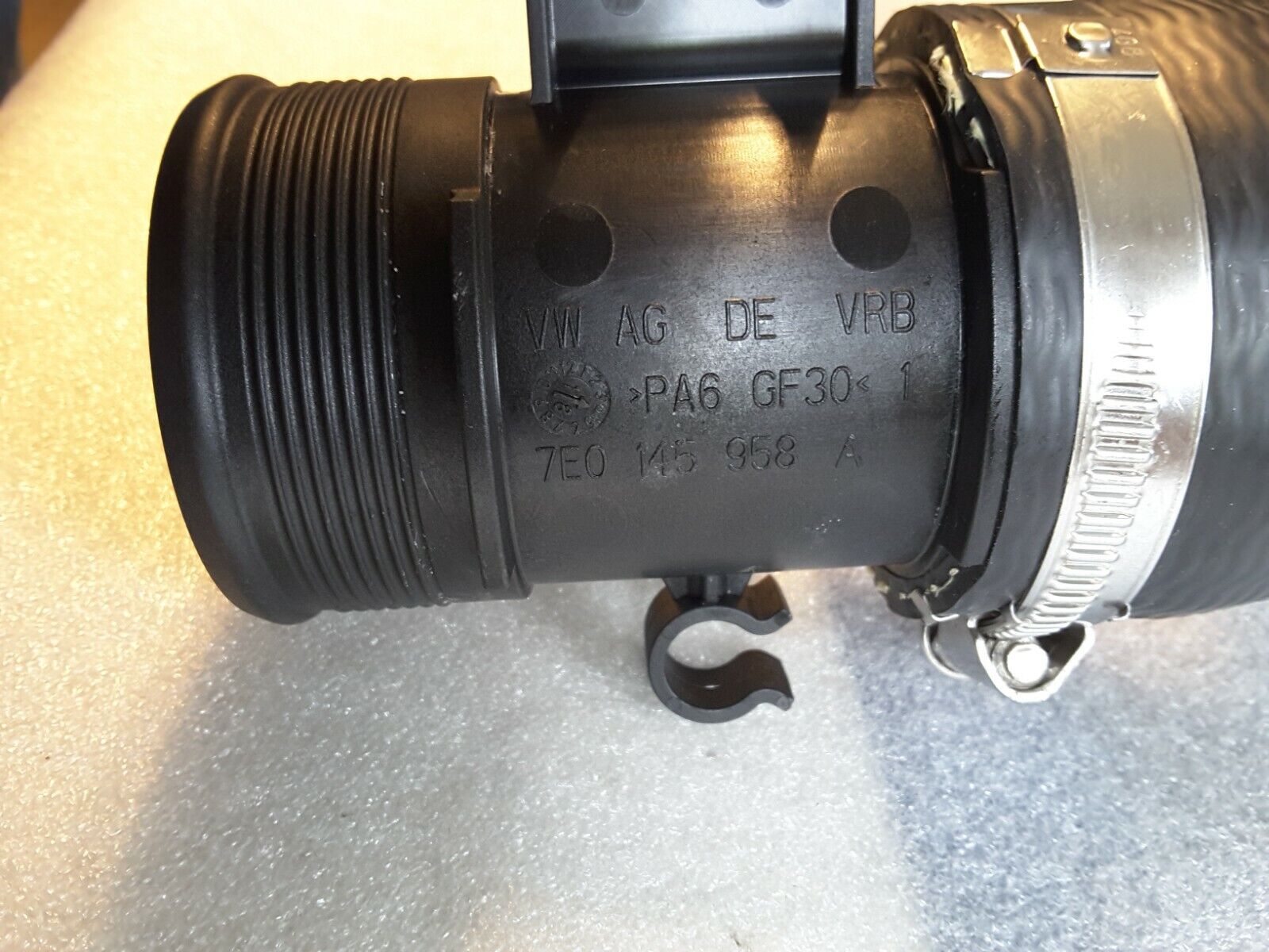 Ladeluftkühler , luftschlauch Original VW TRANSPORTER T5,T6, 7E0145980B NEU.