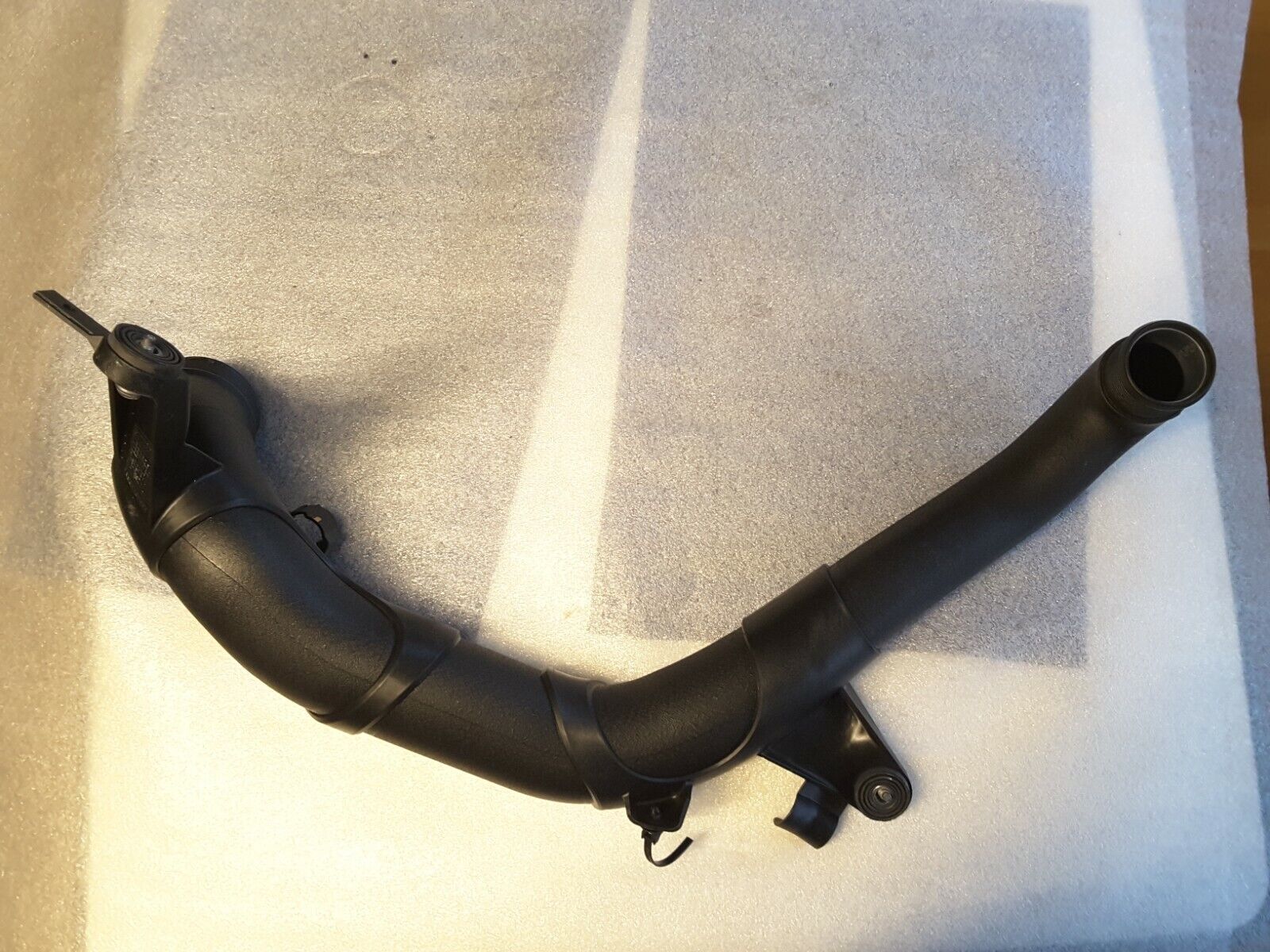 Tubo de presión del intercooler Original VW, Audi A3, S3 TFSI 5Q0145840B Nuevo.