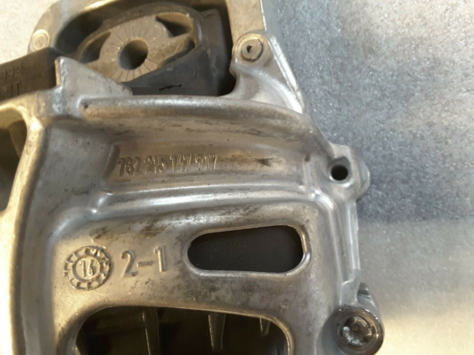 Soporte de motor izquierdo Original VW, Audi 782215147917, 782215147919 Nuevo.
