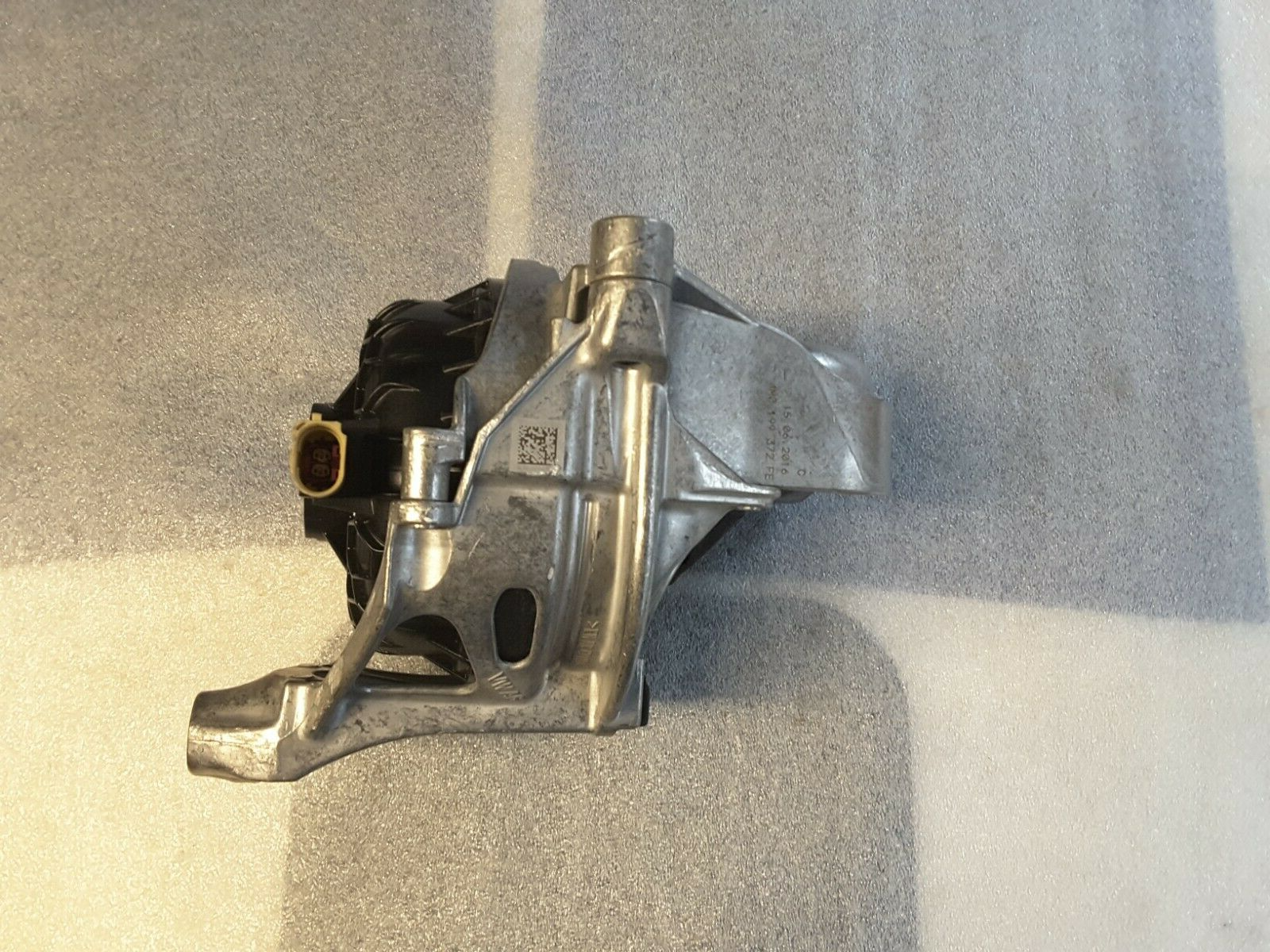 Motorhalter Motor holder Links Original VW, Audi 782215147917, 782215147919 NEU.
