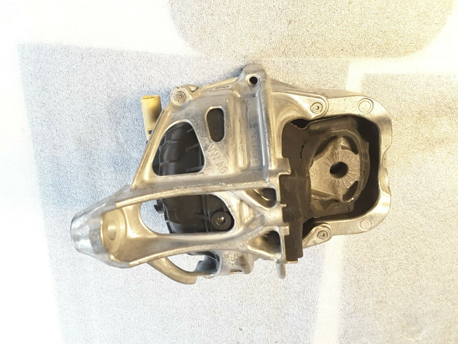 Soporte de motor izquierdo Original VW, Audi 782215147917, 782215147919 Nuevo.