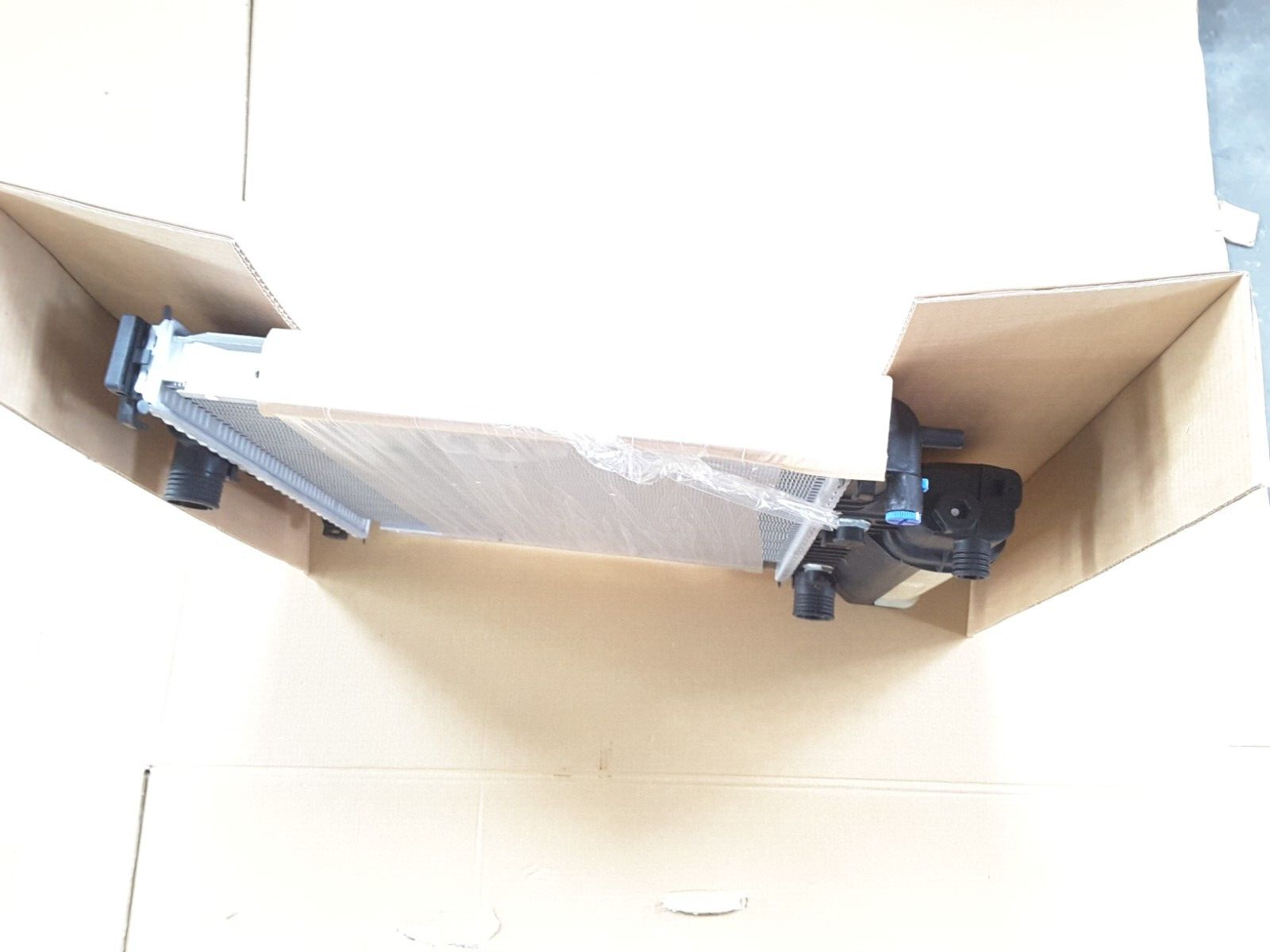 Radiador de refrigeración del motor Original Hella 8MK376711-571 para BMW Serie 3.