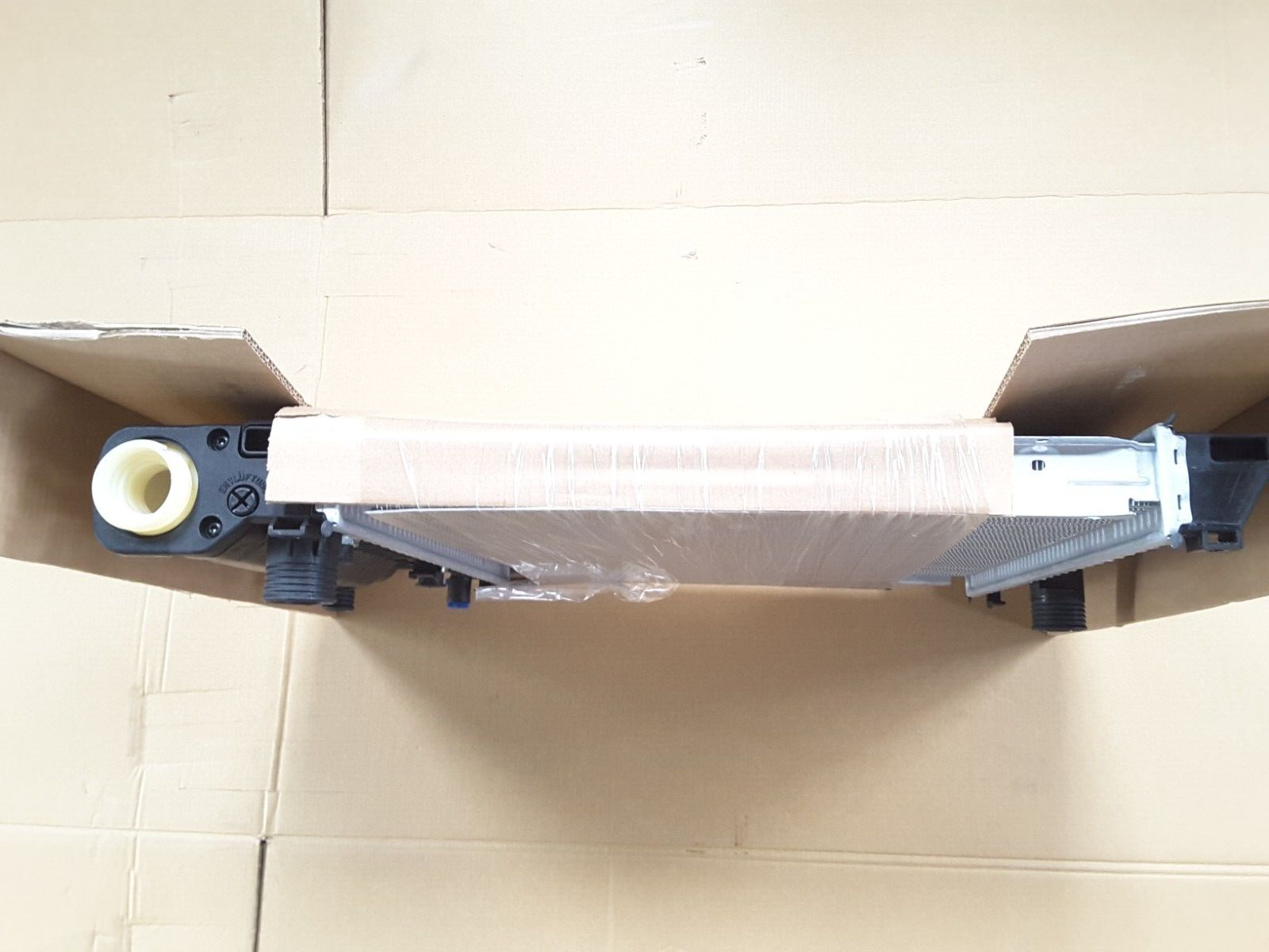 Radiador de refrigeración del motor Original Hella 8MK376711-571 para BMW Serie 3.