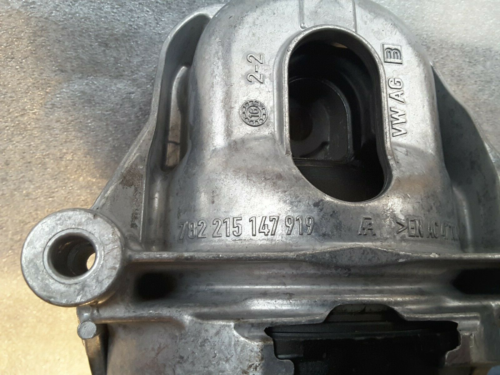 Soporte de motor izquierdo Original VW, Audi 782215147917, 782215147919 Nuevo.