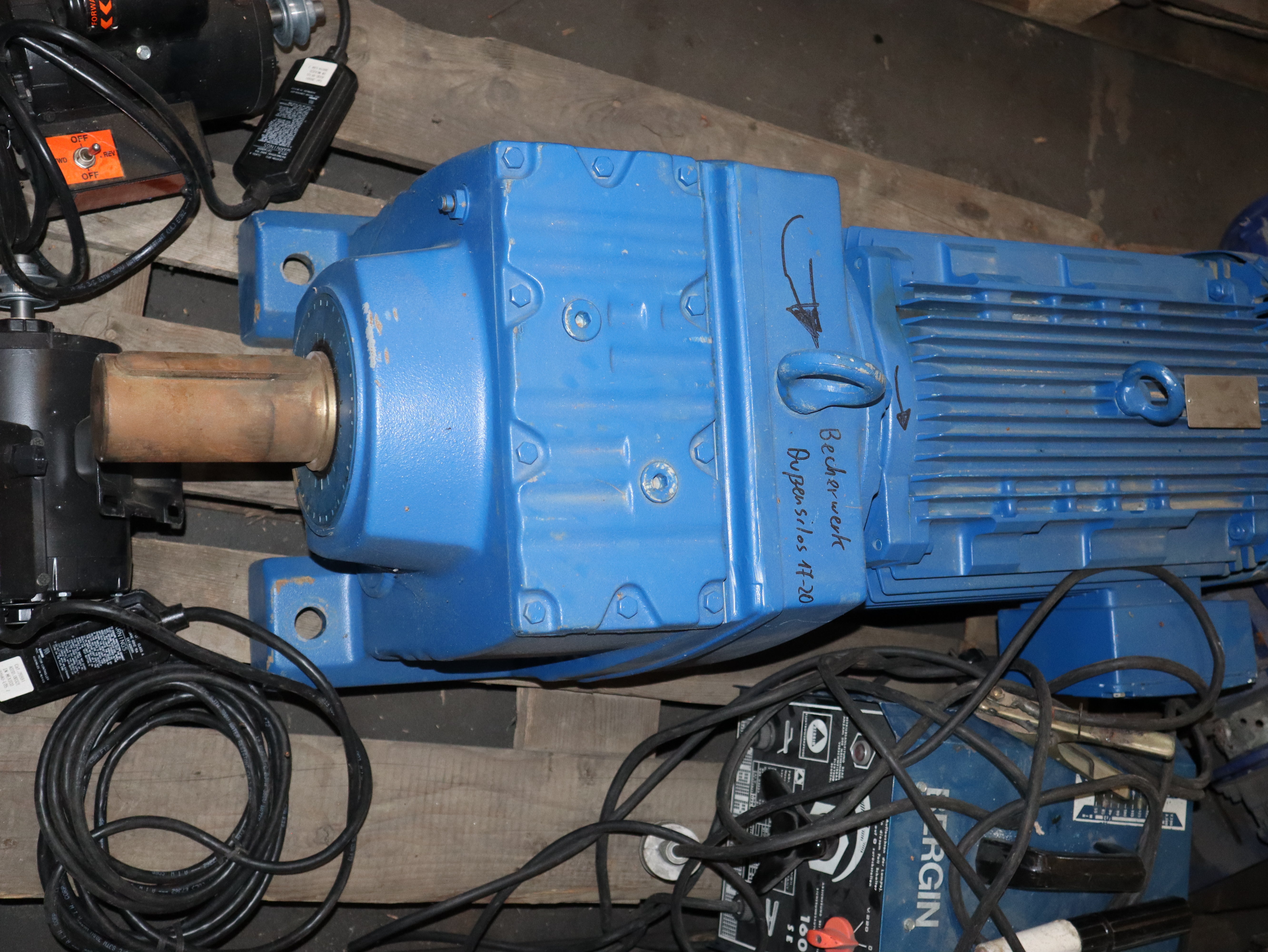 SEW Eurodrive Getriebemotor R107DRE180LC4, 22 s1 KW 50Hz 1480/s1 r/min Neu